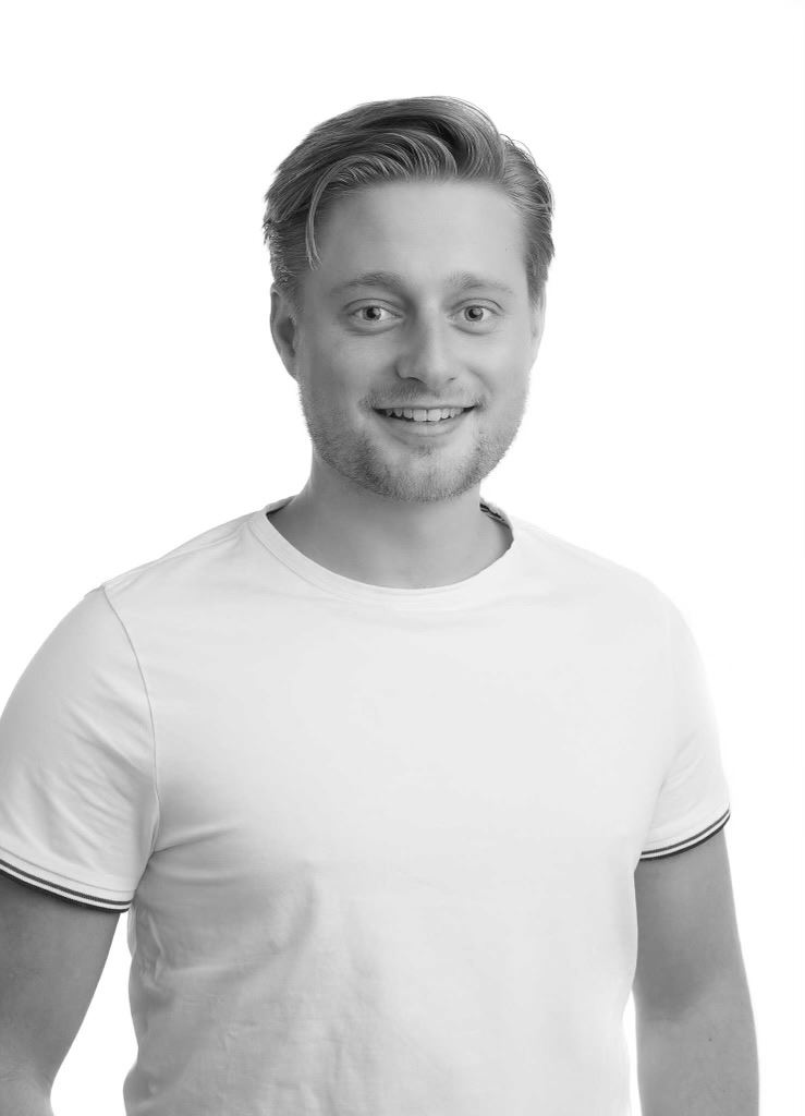 en smilende ung mand i tshirt