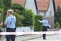 to politibetjente bag afspærring