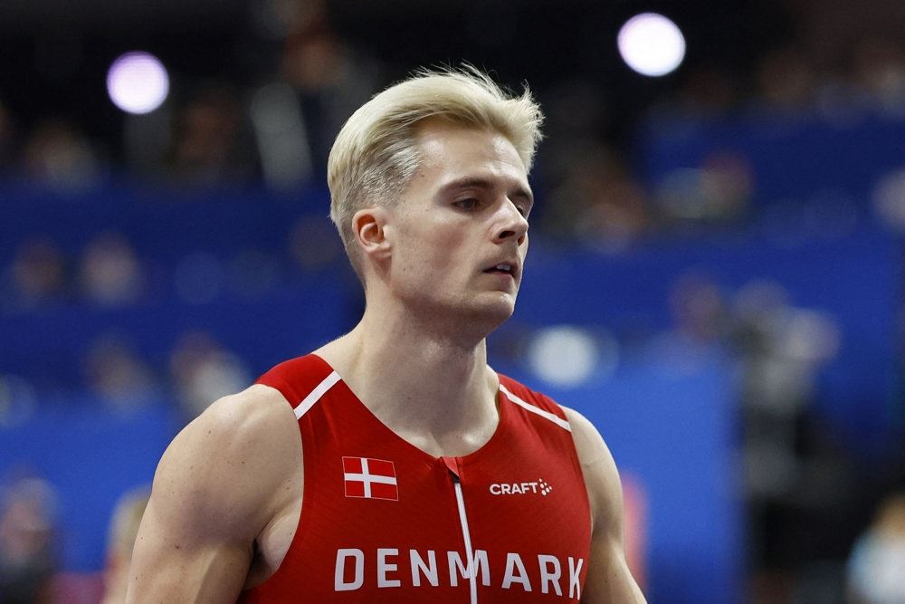 atletikudøver varmer op