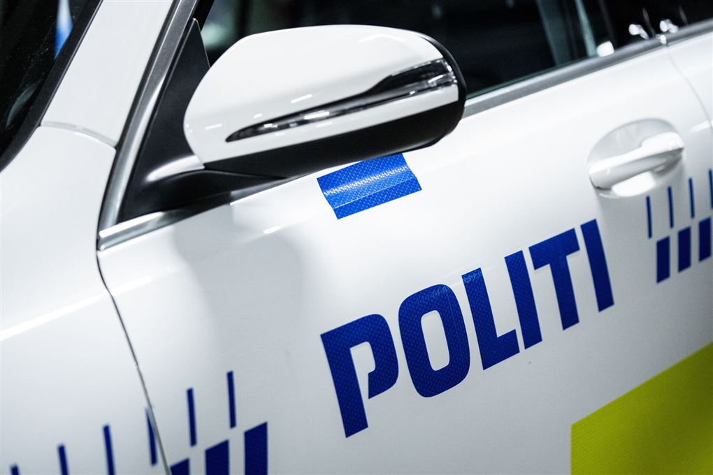 Side på politibil
