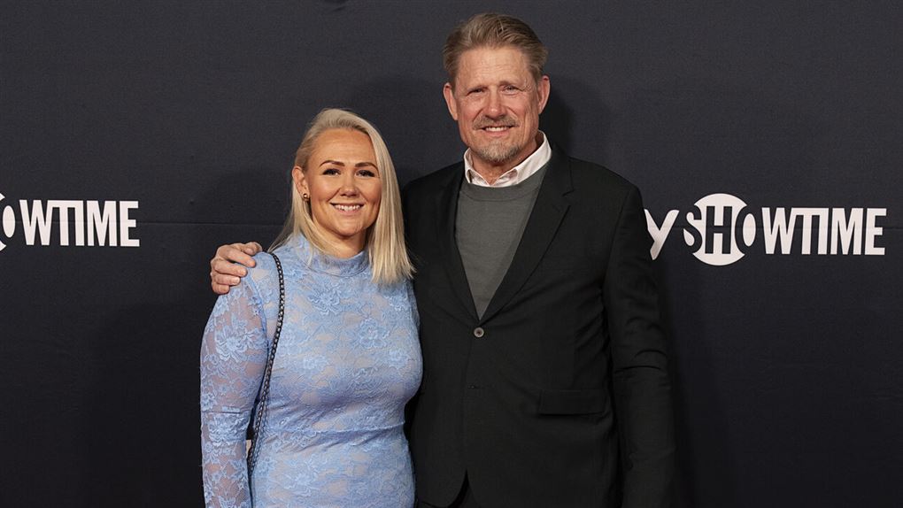 Cecilie Schmeichel i lyseblå stram kjole med Peter ved sin side
