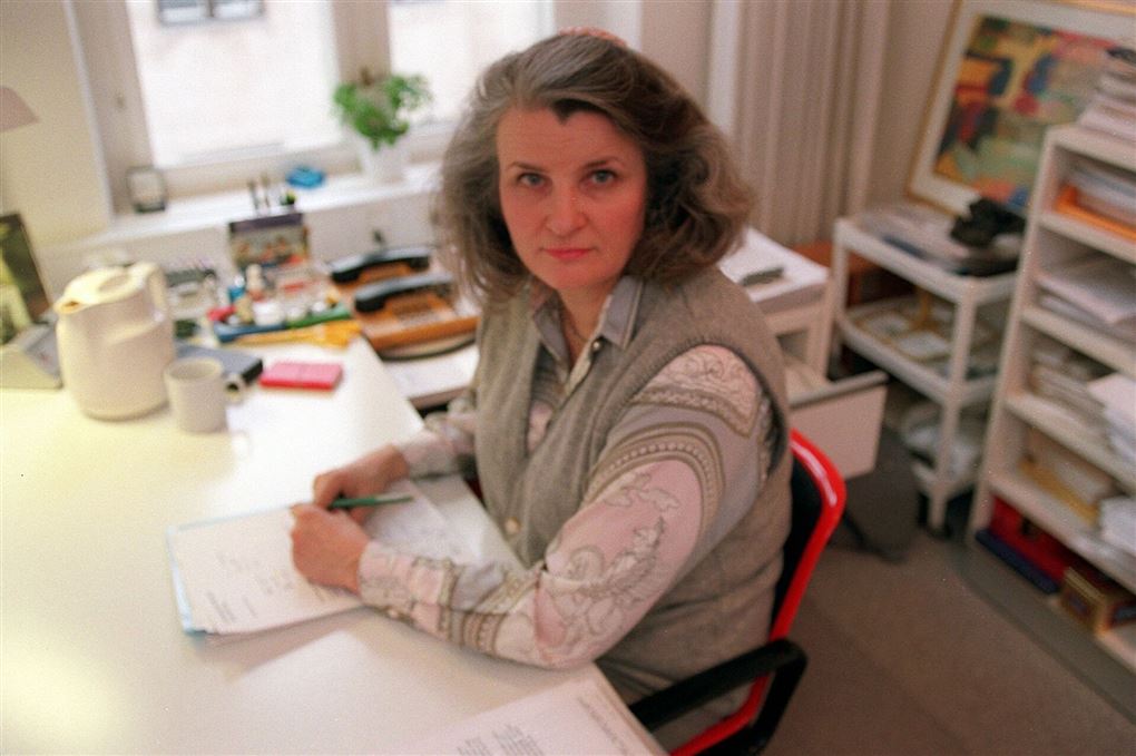 kvinde sidder ved skrivebord