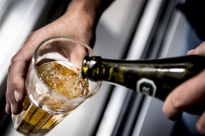 en øl hældes op i et glas